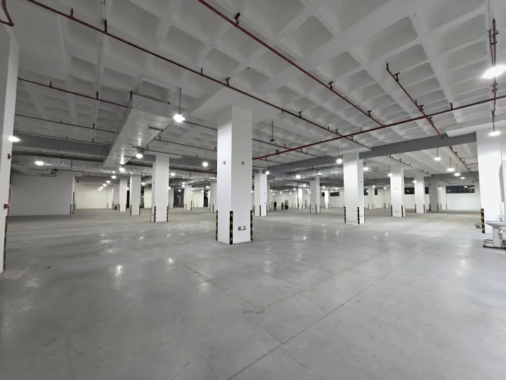 A huge space of warehouse including 10000+ square meters